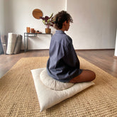 "Ensemble de coussins Zafu et Zabuton plat pour méditation, offrant confort et soutien pour une posture parfaite durant la méditation croisée, yoga sur chaise ou yoga prénatal.